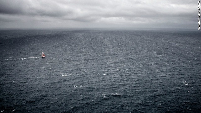 Mênh mông biển nước- Hình ảnh chụp bên ngoài bờ biển Brittany, Pháp, trong cuộc đua Vendee Globe.