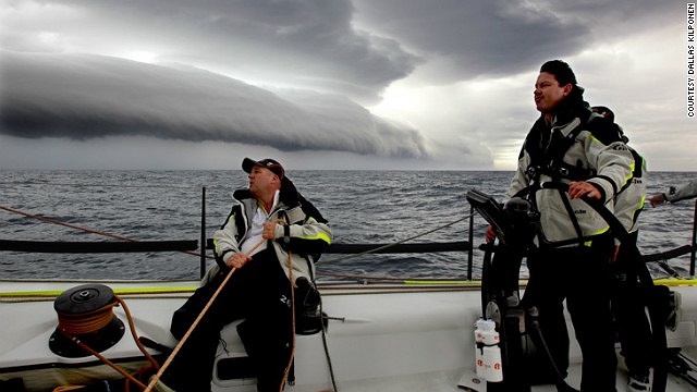 Vượt bão tại Sydney Hobart Yacht Race.