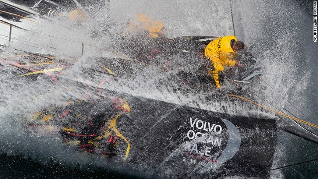Bức ảnh ấn tượng của Ian Roman chụp các thủy thủ chiến đấu với những con sóng tại giải Volvo Ocean Race.