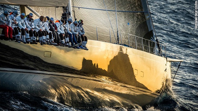 Nhiếp ảnh gia Kurt Arrigo đã phải nghiêng người ra khỏi máy bay trực thăng để chụp hình ảnh tuyệt đẹp của Race Volcano Rolex này.