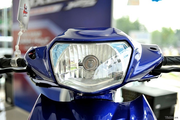 So với Exciter, thiết kế của Suzuki Axelo có phần lành hơn.