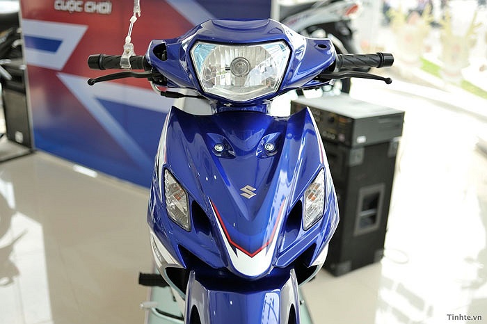 Thiết kế mặt đồng hồ này khá đơn giản, chỉ hiển thị những thông tin cơ bản nhất như đồng hồ công-tơ-mét, trạng thái bình xăng, vị trí số, tín hiệu đèn pha và tín hiệu đèn xi-nhan... 