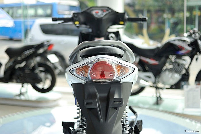 Đuôi xe thiết kế khá bắt mắt nhưng chưa thật hầm hố. 