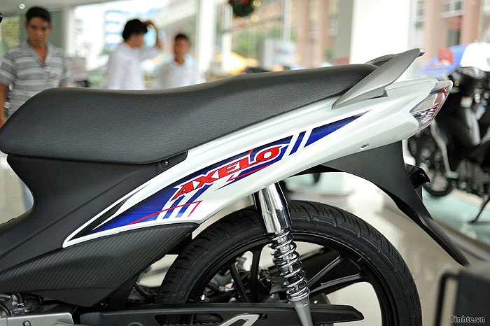 Xe có chiều dài 1.895mm, chiều rộng 715mm, chiều cao 1.075mm. Khoảng cách giữa hai trục bánh xe là 1.220mm, khoảng cách gầm so với mặt đất 125mm.