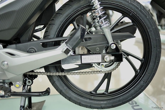 Xe sử dụng hệ thống giảm xóc trước dạng Telescopic, lò xo trụ, giảm chấn thủy lực.