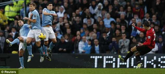 Rooney: Van Persie vẫn sút như thế trên sân tập