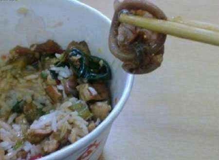 Sinh viên sốc khi phát hiện bao cao su trong cơm