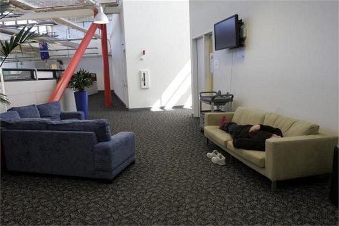 Một nhân viên Google ngủ trên sofa tại trụ sở chính của Google ở Mountain View