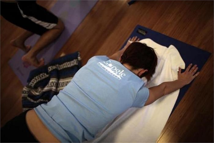 Một nhân viên Google tập yoga 