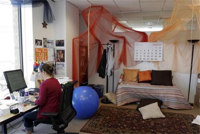 Nhân viên Google làm việc trong phòng truyền thông thuộc văn phòng Google ở Sanfransico