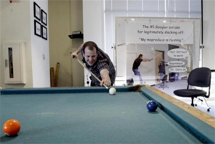 Một nhân viên Google đang chơi Bia