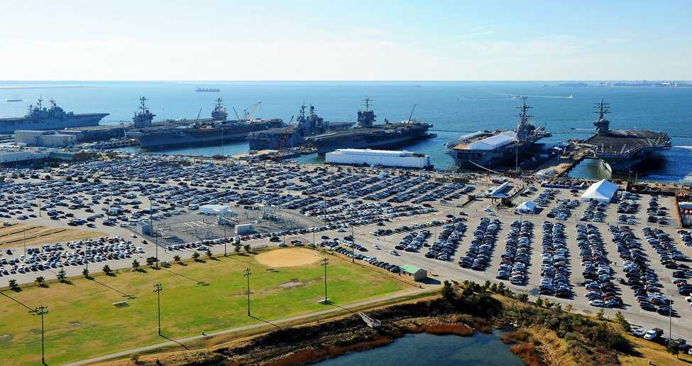 Tàu chiến khổng lồ Mỹ chen chân ở quân cảng ngày Noel