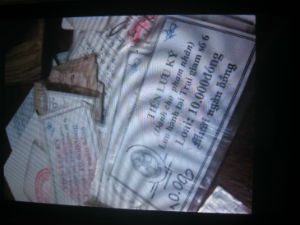 Tên trộm ngủ quên cạnh giường cô chủ trẻ