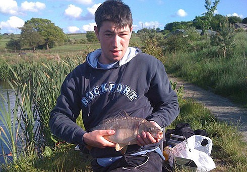 Bryan Herbert, cầu thủ 27 tuổi người Anh, đột quỵ trên sân và qua đời sau vài tuần nhập viện. 