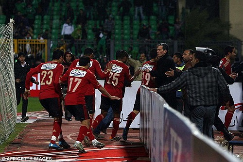 Trong trận đấu giữa al-Masry và al-Ahly tại Ai Cập, các CĐV của đội chủ nhà al-Masry tràn xuống sân và gây ra thảm họa khủng khiếp, ít nhất 79 người chết và khoảng 1000 người bị thương.