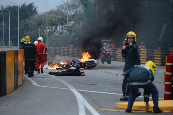 Tay đua Luis Carreira chết sau khi đâm vào tường chắn ở khúc cua Fisherman, đường đua Macau GP.