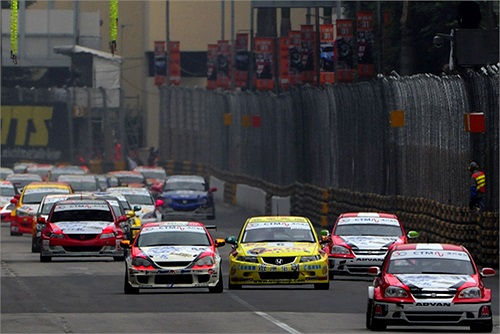 Chiếc xe Chevrolet Cruze của Yau đã bị mất kiểm soát và lạng sang phải, sau đó đâm sầm vào tường chắn bên đường đua.Năm ngoái Yau giành chiến thắng tại giải Macau Road-sport Challenge.