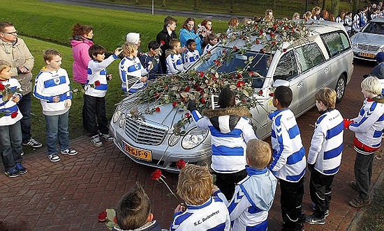 12.000 người Hà Lan xuống đường đưa tiễn Richard Nieuwenhuizentrong im lặng. 