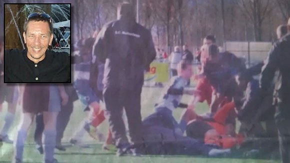 Vị trọng tài biên nghiệp dư, chết vì chảy máu não sau khi bị 3 cầu thủ U17 Nieuw Stolen hành hung ngay tại sân.