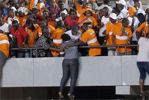 Chiến thắng của Bờ Biển Ngà thổi bùng cơn cuồng nộ của cổ động viên chủ nhà