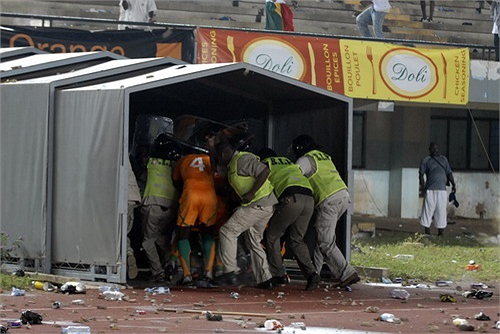 Gạch đá, vật thể lạ, pháo sáng được đám hooligan 'trưng dụng' triệt để. Một trọng tài biên suýt mất mạng trong vụ bạo loạn này