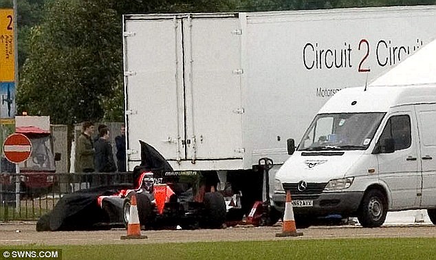 Tay đua nữ đội Marussi, Maria De Villota, gặp tai nạn trên đường đua thử.