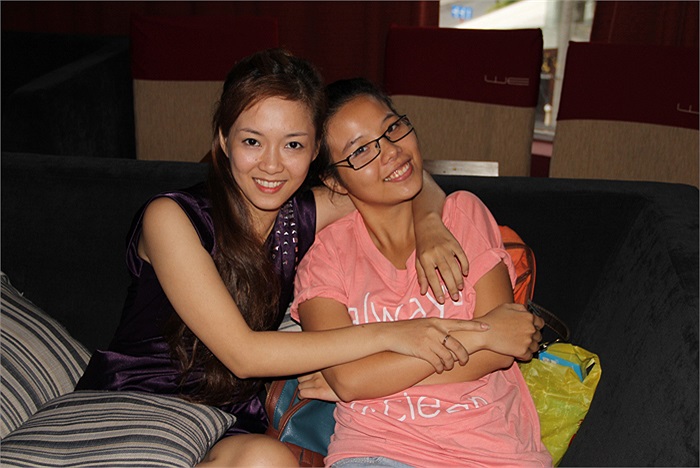 Cát Tường cũng luôn có mặt cùng Trúc Nhân để giúp anh thực hiện tốt bài hát của mình.