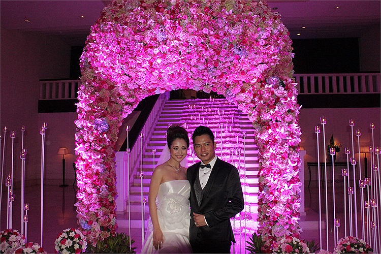 Tiệc cưới tại White Palace, TP HCM cũng toàn màu hồng tím như lễ cưới sáng nay của Jennifer Phạm