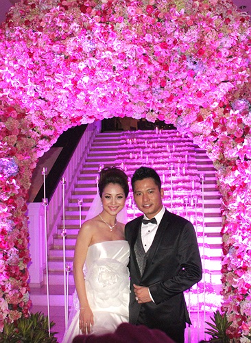 Cô dâu Jennifer Phạm diện bộ soiree trắng rạng rỡ bên chú rể Nguyễn Đức Hải