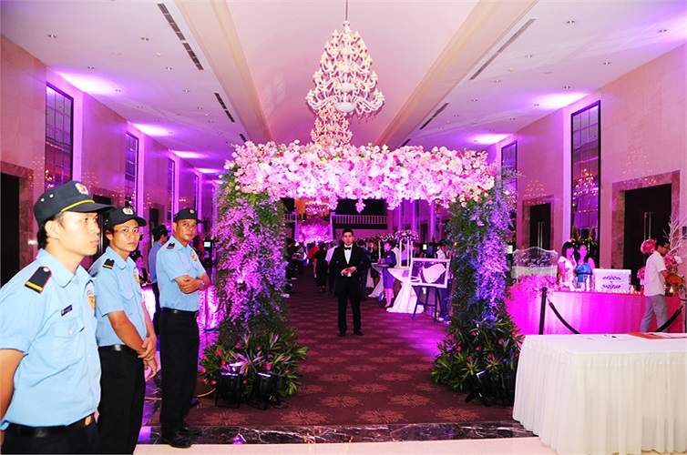 Bên trong, lực lượng bảo vệ khá đông để ngăn cản cánh truyền thông tác nghiệp