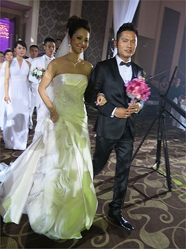 Chú rể rước cô dâu lên sân khấu làm lễ.