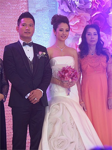 Người thân của Hoa hậu vừa từ Mỹ bay về Việt Nam dự lễ cưới của cô. (Ảnh: VnE)