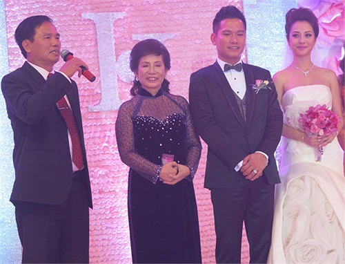 Bố chú rể thay mặt gia đình hai bên phát biểu. 