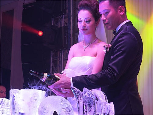 Và rót rượu hợp hôn. (Ảnh: VnE)