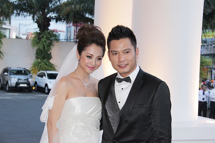 Cô dâu, chú rể có mặt từ sớm để đón khách