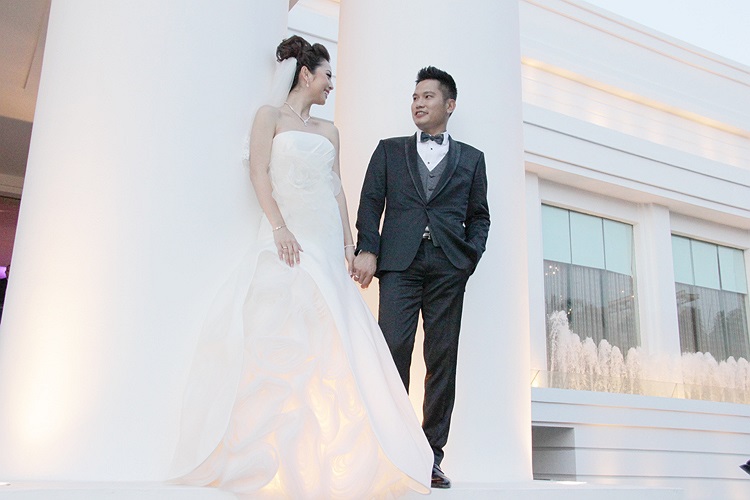 Cặp đôi trao nhau ánh mắt, cử chỉ tình tứ, yêu thương