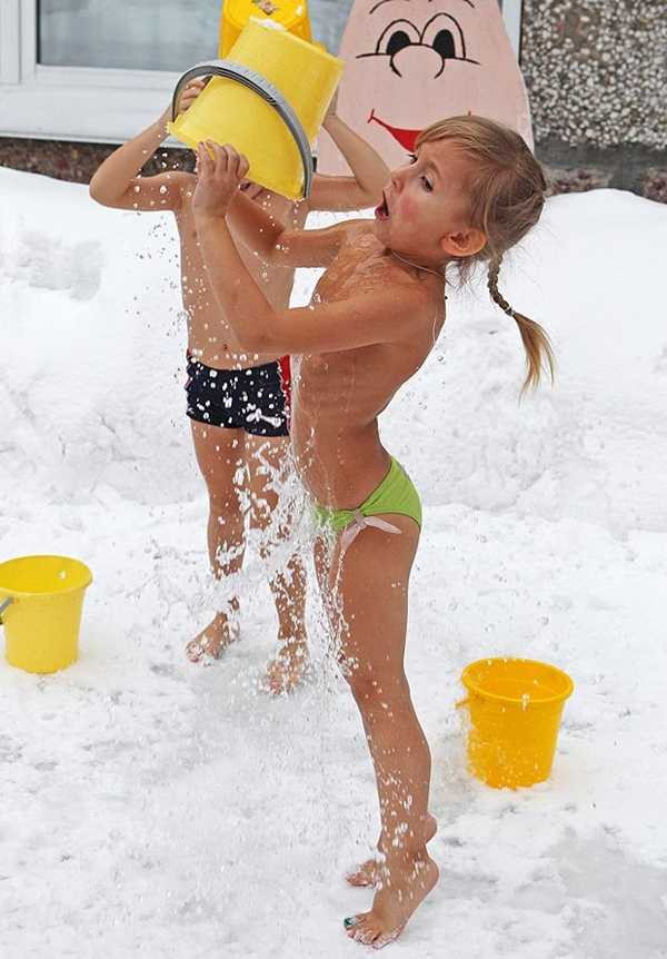 Trẻ dội nước lạnh lên người giữa trời băng giá