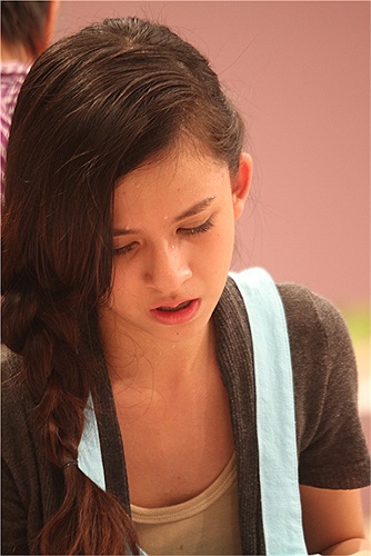 Những hành động và quá nhiều nước mắt trong khi nấu ăn, BGK không khỏi thắc mắc: Không hiểu tại sao lại có người nấu ăn đau khổ đến như vậy.