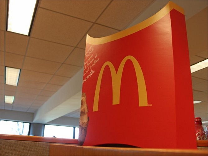 Một hình cỡ lớn mô phỏng túi khoai tây chiên của McDonald's