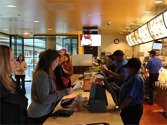 Một cửa hàng McDonald's được mở ra ngay trong trụ sở công ty 