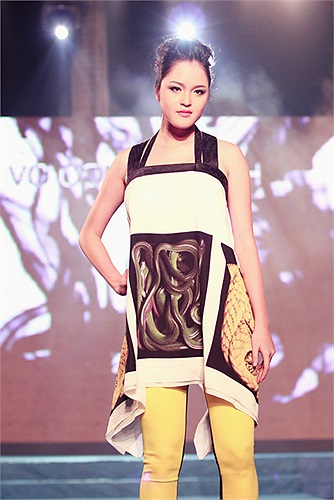 Vòng eo to, bắp tay lớn, đôi chân không thon gọn chứng tỏ các người đẹp chưa ý thức việc giữ hình ảnh của mình để không 'hổ danh' là Hoa hậu, Á hậu hay quán quân Siêu mẫu Việt Nam.