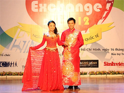 Nhiều sinh viên quốc tế tỏ ra khá... quyến rũ khi xúng xính trong bộ áo dài truyền thống Việt Nam tại cuộc thi Mr & Miss Áo dài diễn ra tối 16.12.Trong ảnh là phần thi áo dài của đôi bạn Thân Việt Hưng và Jenifer Zhou