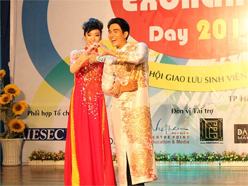 Cuộc thi Mr & Miss Áo dài là một trong những hoạt động nhân ngày hội Giao lưu sinh viên quốc tế, được tổ chức cùng ngày tại Nhà văn hóa sinh viên (TP.HCM). Trong ảnh là Cặp đôi Võ Minh Toàn và Huang Xiaoling