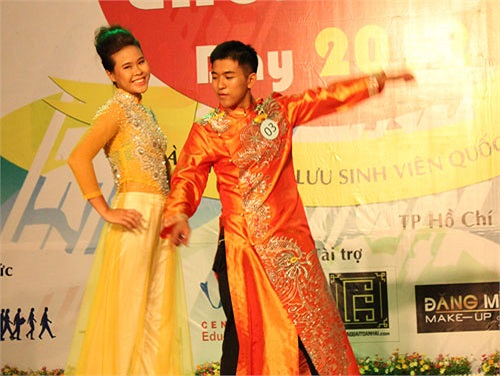 Therese Nygard duyên dáng trong bộ áo dài cùng Nguyễn Đình Đăng Khoa