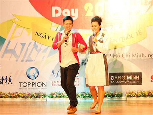 Cặp đôi Đăng Khoa và Therese trình diễn trong phần thi tài năng