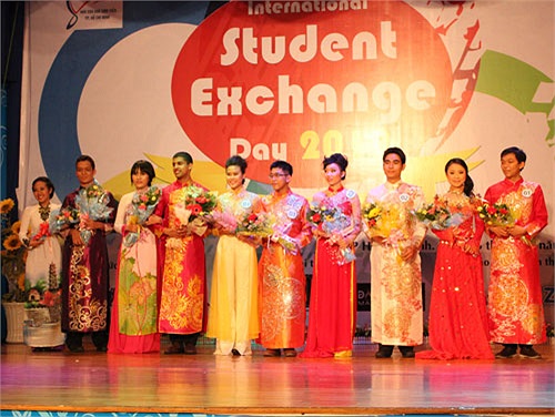 5 cặp đôi trình diễn áo dài độc đáo và quyến rũ 