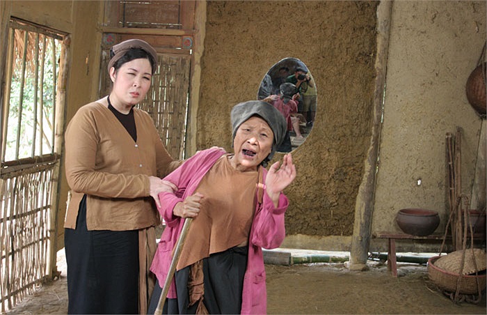 Xuân Hinh 2013 gồm hai tiểu phẩm, một cổ trang dân gian, một hiện đại với sự tham gia của Hồng Vân và các diễn viên khác.