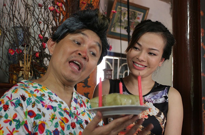 Trong tiểu phẩm Tìm vợ mất tích của tác giả Doãn Hoàng Giang, Xuân Hinh đóng chung với Hồng Vân, Thanh Tú, Quốc Trị và Trang Nhung.