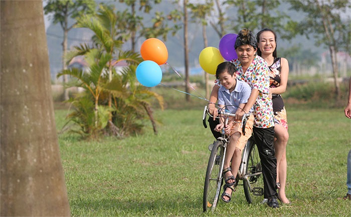 Phim hài khai thác đề tài hiện đại: Có một gã chồng nhiễm nhiều thói tật bê tha ở đời. Ngày Tết mà gã vẫn bỏ bê vợ con đi chơi tối ngày.