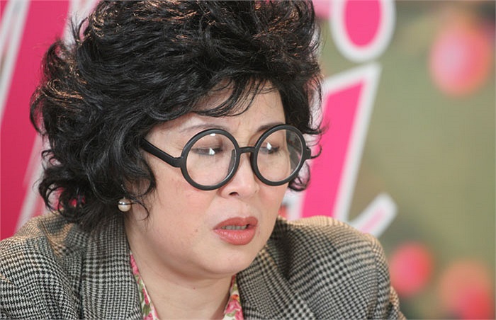 Ở đây, gã va phải bà chủ tịch vốn đã suốt ngày phải đối mặt với vô số kiện tụng, đơn từ của dân chúng địa phương. 